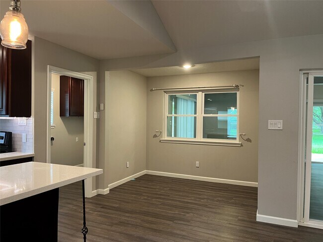 Building Photo - 304 S Shadowbend Dr