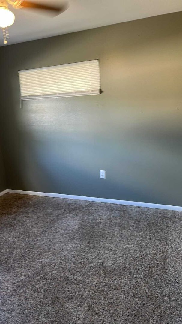 Building Photo - Beautiful & Cozy 4 bedrooms 2 bathrooms property in Sarasota! Apply for FREE This Holiday Season!