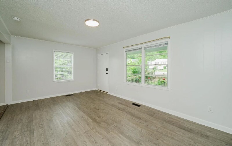 Building Photo - 2033 E Lake Blvd