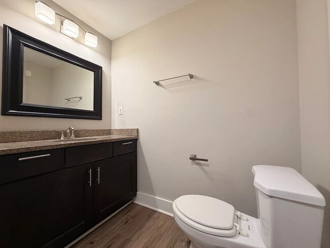 Building Photo - 3 bed 2 bath in Dekalb!