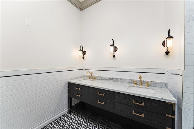 Building Photo - 915 Liberty Ave