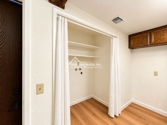 Building Photo - 8768 Mellowdawn Way