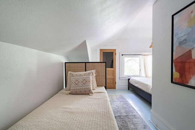 Building Photo - 1605 NW 23rd Ave