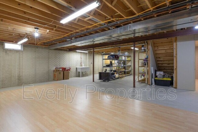 Building Photo - 1617 Legend Cir
