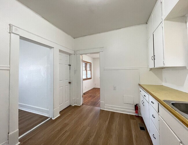 Building Photo - 619 N Washington St