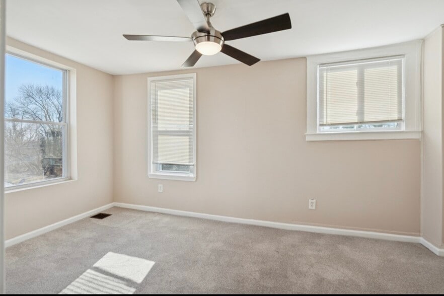 Building Photo - 3343 Ravenwood Ave