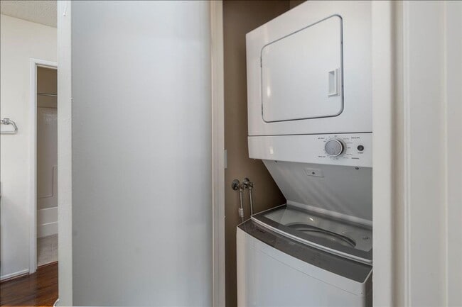 Building Photo - GREAT CONDO CLOSE TO VALENCIA MALL!