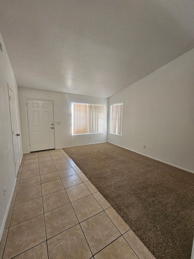 Building Photo - 3 bedroom home - no HOA - single level - N...