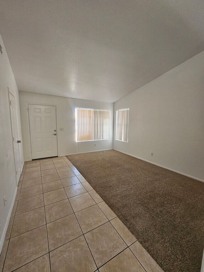 Building Photo - 3 Bedroom Home - No HOA - Single Level - North Phoenix *$500 Off First Month's Rent*