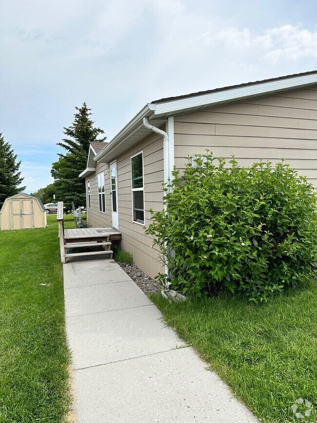 Building Photo - Centrally Located 3 BD 2 BA Modular Home