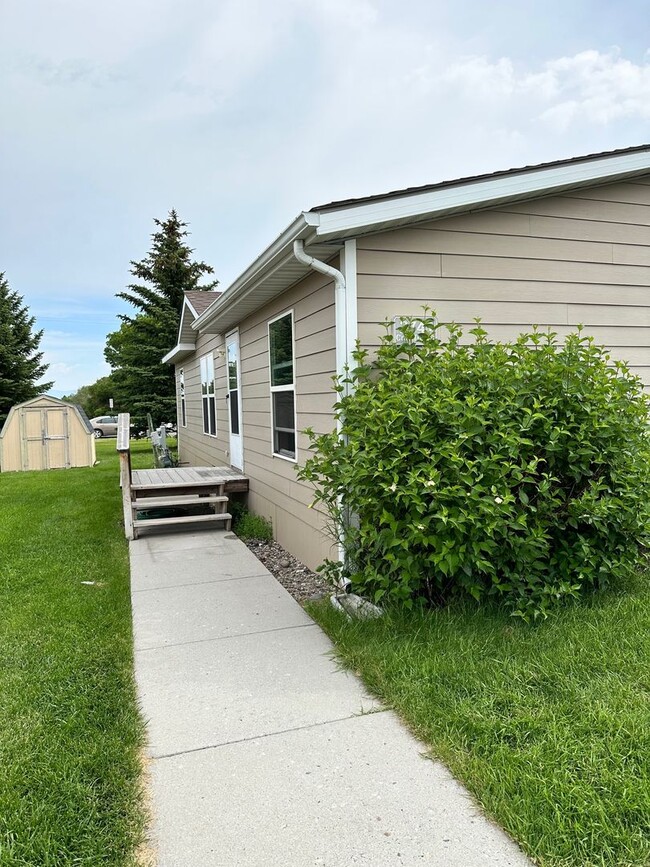 Building Photo - Centrally Located 3 BD 2 BA Modular Home