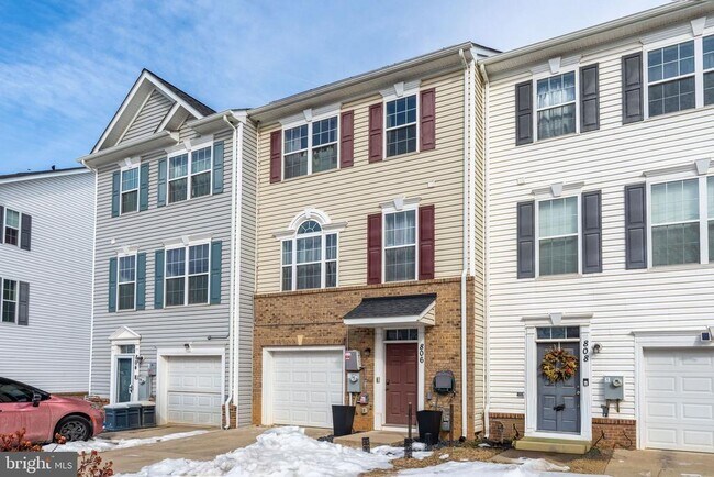 Building Photo - 806 Maury Ave