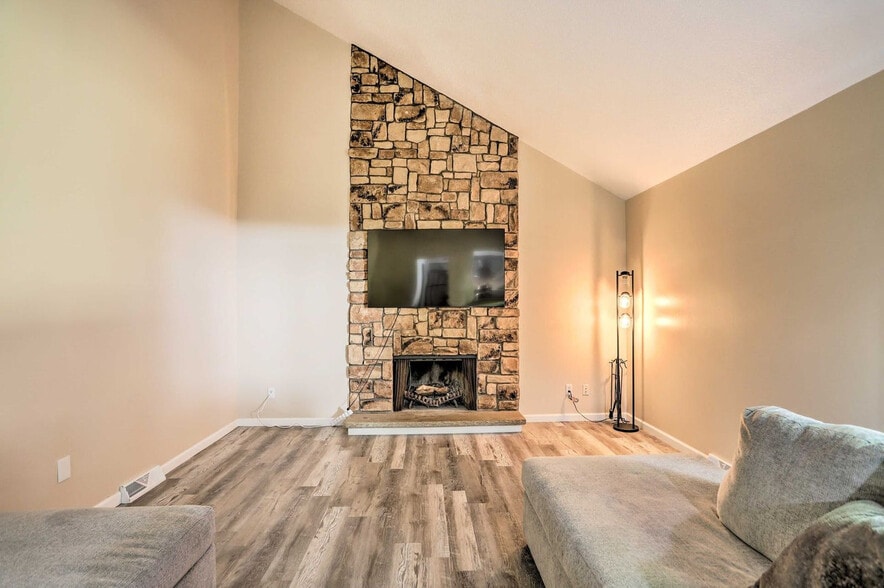 Building Photo - 6834 Woodmeadow Dr