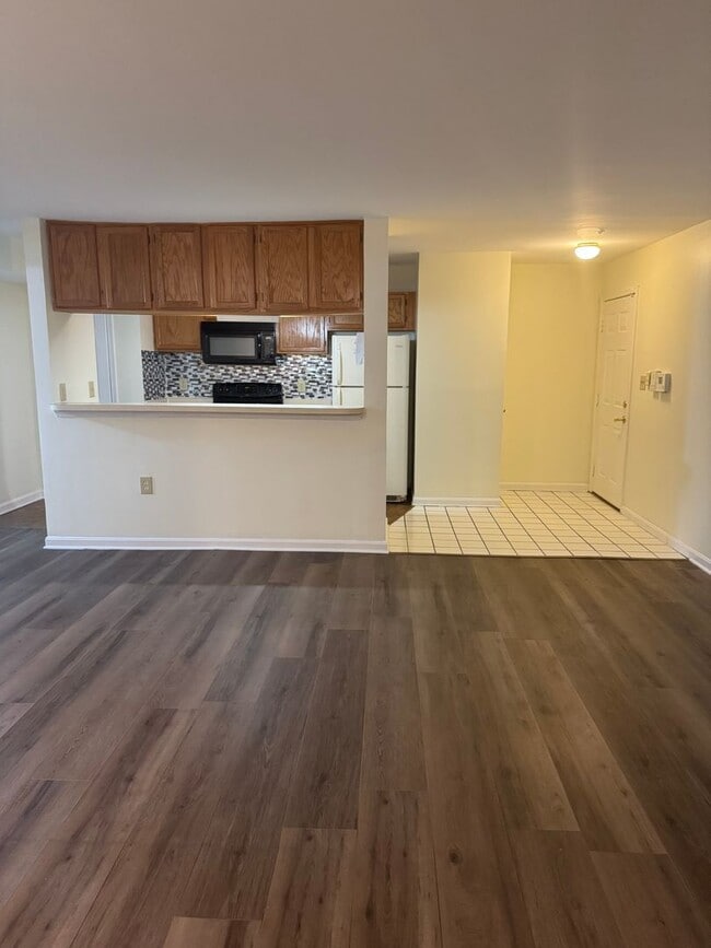 Building Photo - Spacious Ground Floor Condo