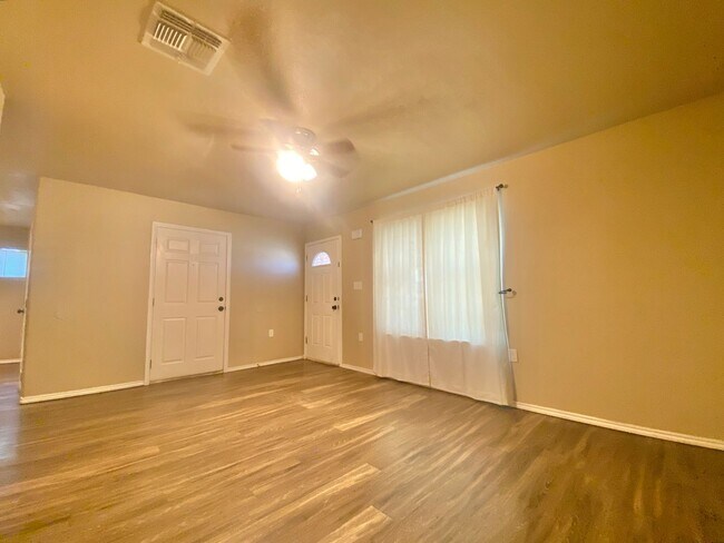 Building Photo - 3 bedroom 2 bath 1 car garage near MLK.