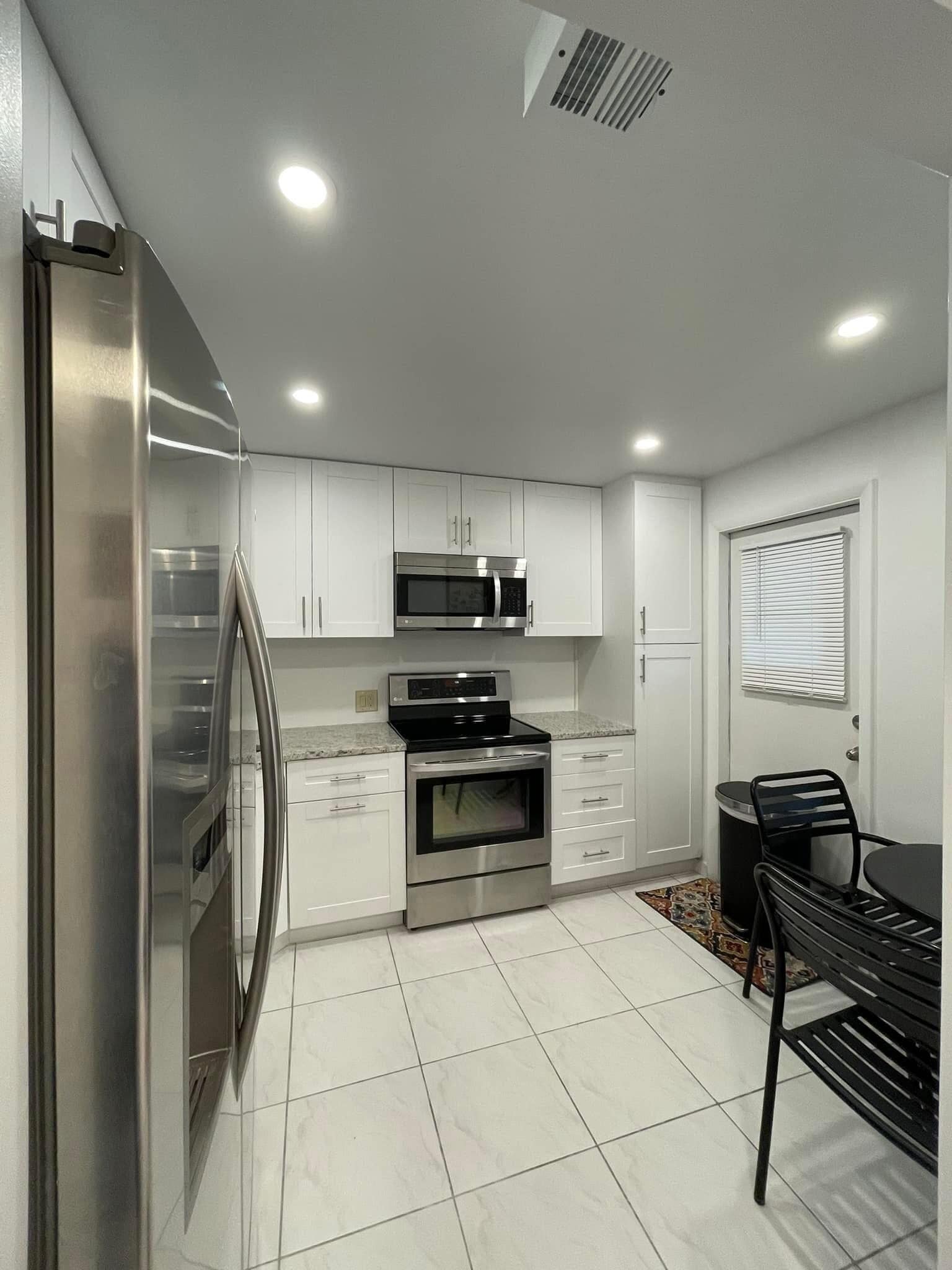 Building Photo - 2751 N Palm Aire Dr