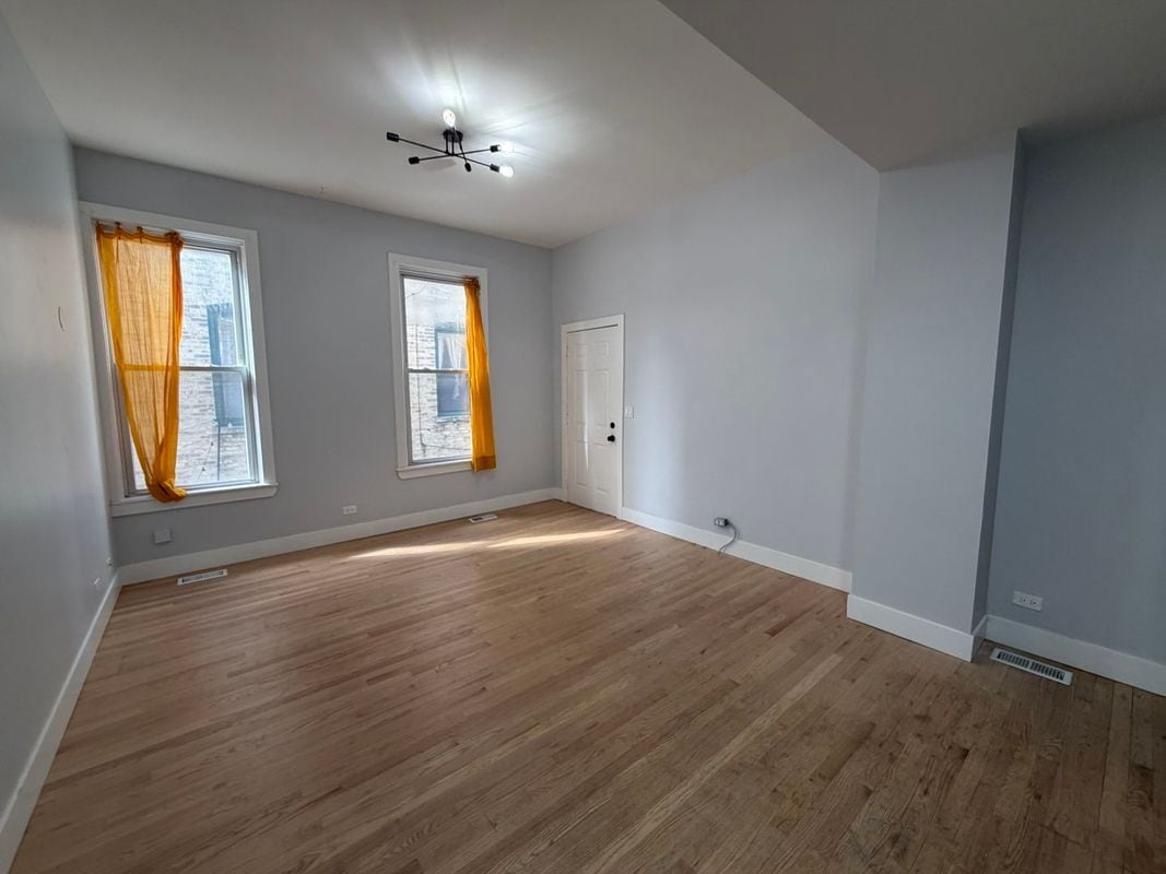 Building Photo - 932 N Richmond St