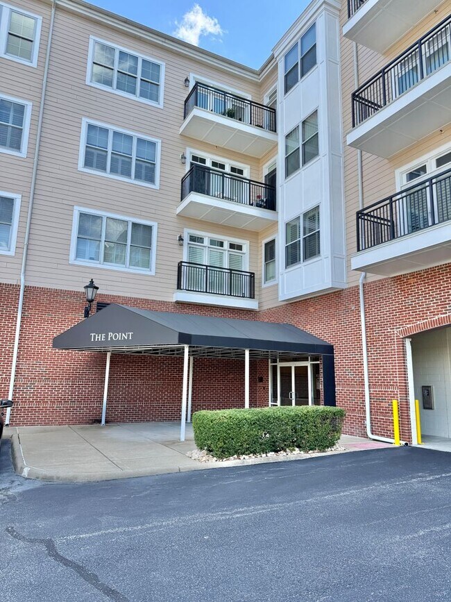 Building Photo - NEWPORT NEWS - STUNNING APARTMENT IN  THE ...