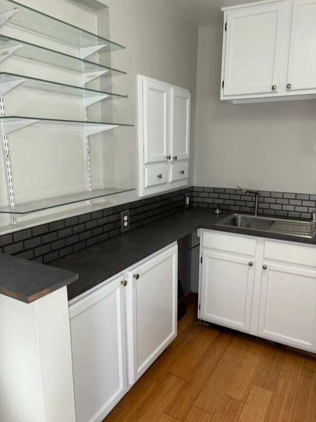 Building Photo - **OPEN HOUSE THURSDAY 5/22/25** 2,400- ALL...