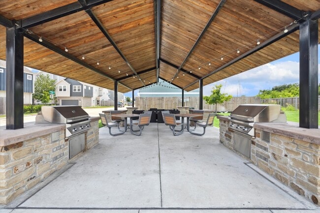 Building Photo - 5438 Cuerta St