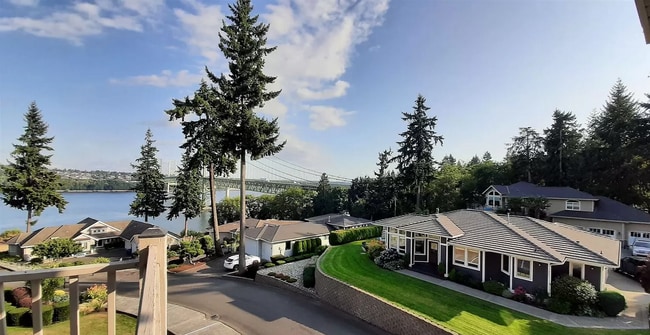 Building Photo - Stunning 2-Bedroom Condo with Panoramic Views in Gig Harbor