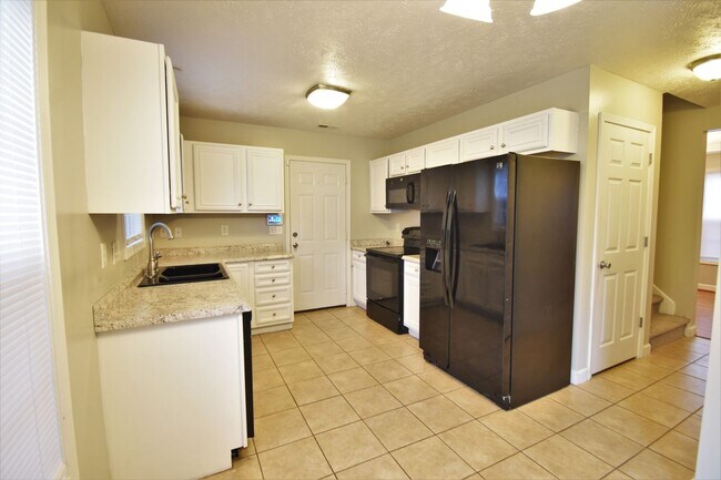 Building Photo - 4 Bedroom, 2 Bathroom : Pets under 30 lbs