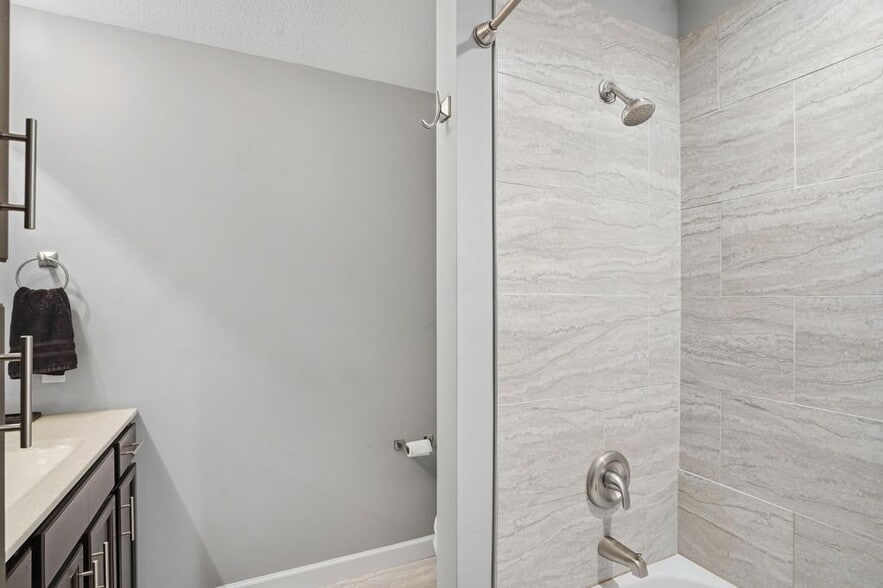 Building Photo - 5209-5211-5211 Silver Mill Dr