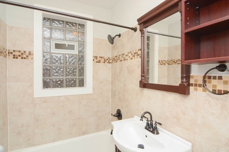 Building Photo - 545 W Surf St