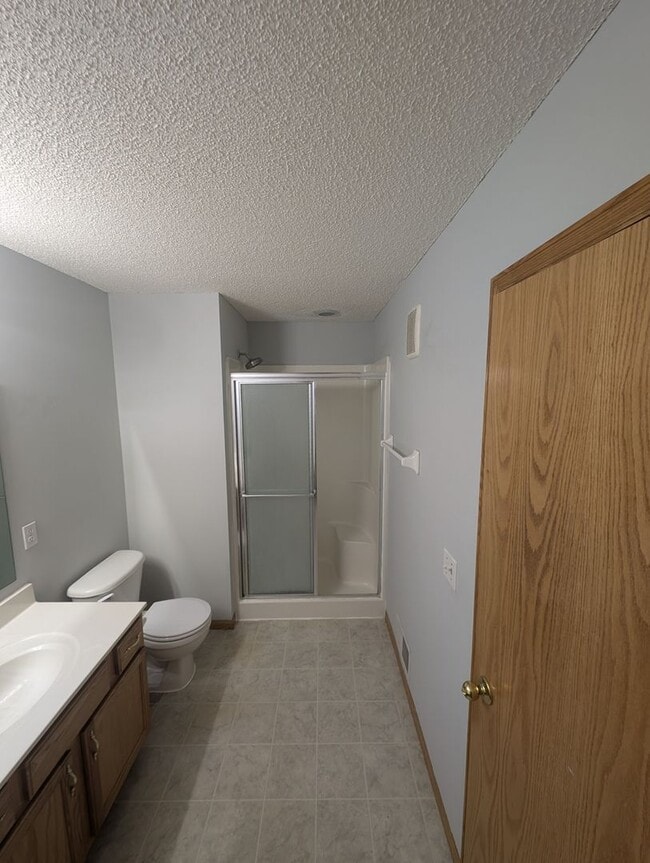 Building Photo - Updated 3BR Townhome in Eagan – Close to S...