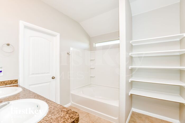 Building Photo - 625 Stanmire Lake Trl