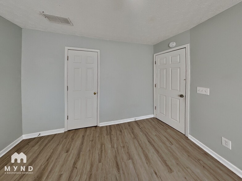 Building Photo - 45 Valley Dr