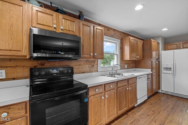 Building Photo - 65 Birdhouse Ln