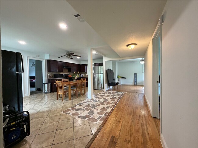 Building Photo - 9507 Vogue Ln