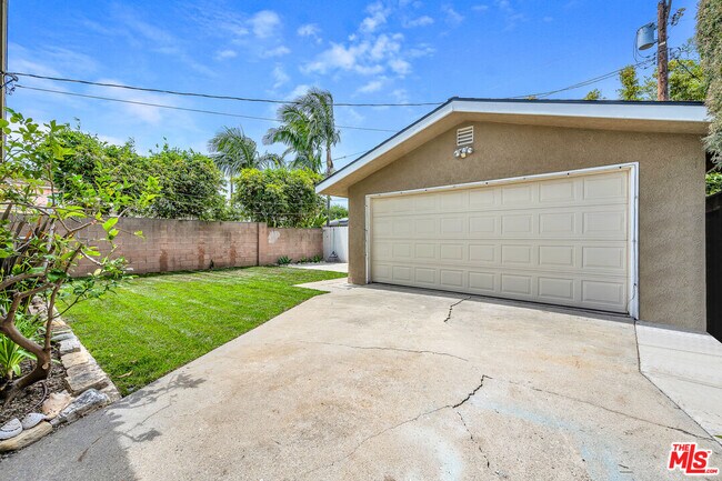 Building Photo - 2017 Louella Ave
