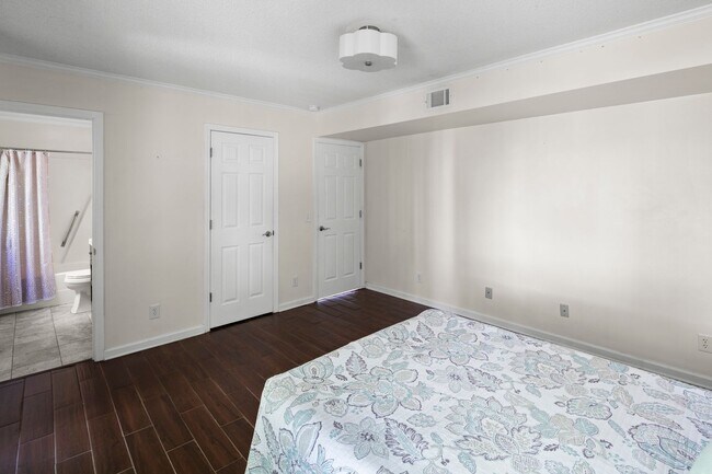 Building Photo - 201 Racquet Club Rd