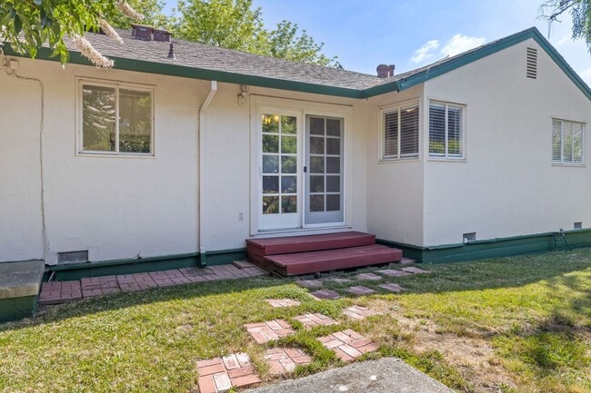 Building Photo - Charming Single-Level 3 Bedroom, 2 Bath Home
