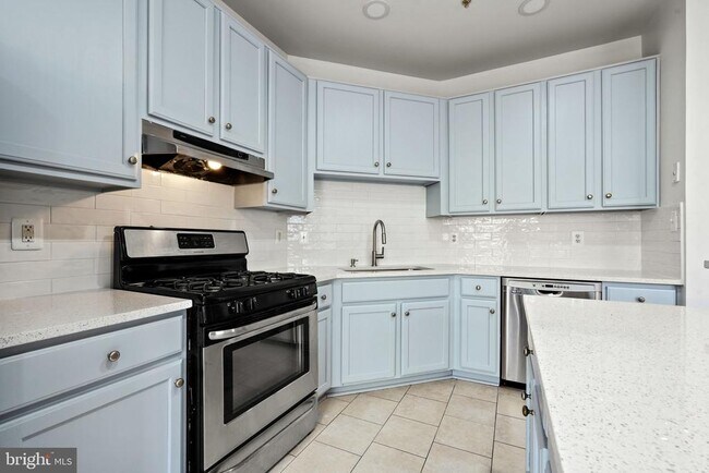 Building Photo - 13044 Town Commons Dr