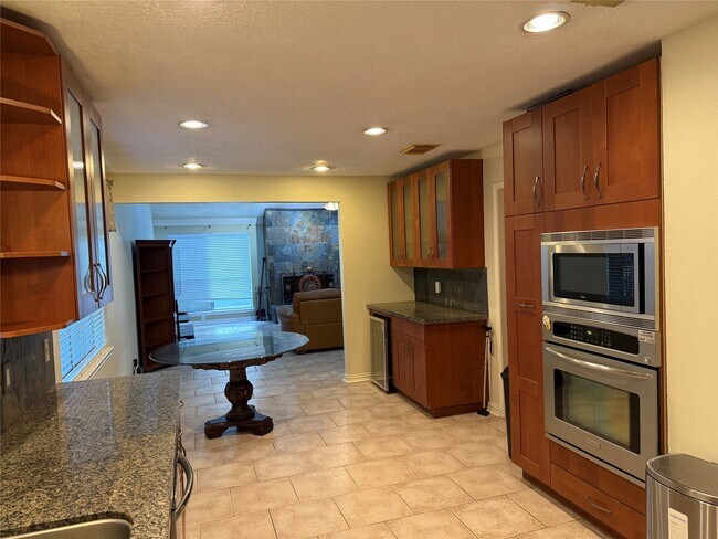 Building Photo - 2902 Arrowhead Dr