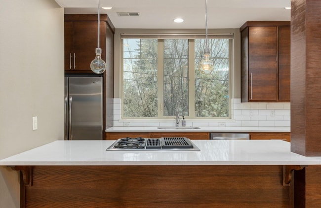 Building Photo - 3 bed 3 bath home close to Sellwood
