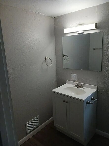 Building Photo - 1821 Marquette St