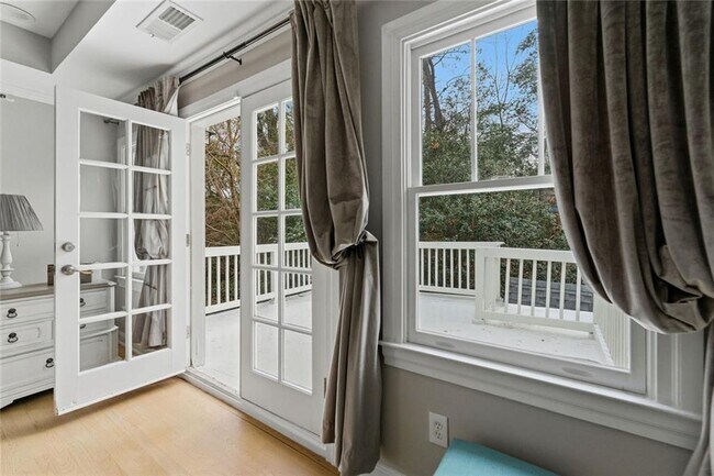 Building Photo - 302 Hascall Rd NW