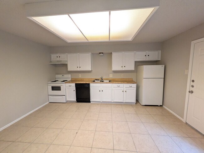 Building Photo - 330 W Byrd Blvd