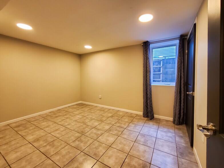 Building Photo - 1612 Thomas Pl N