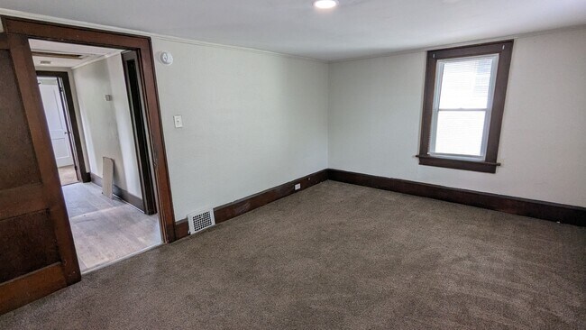 Building Photo - Charming 3-bedroom, 1-bathroom home locate...