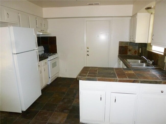Building Photo - 2412 Village Walk