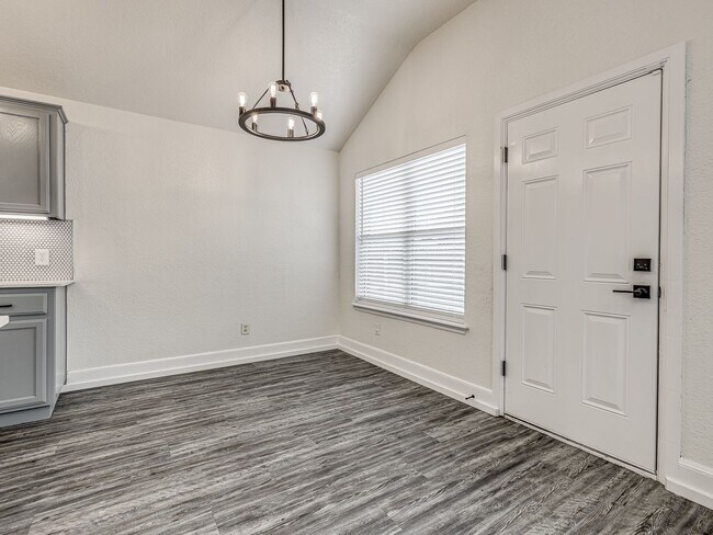 Building Photo - Newly remodeled home in Yukon!