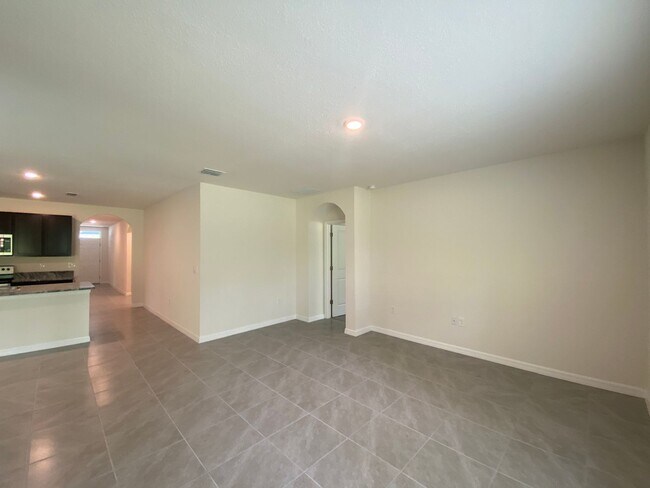 Building Photo - Desirable SE Ocala Neighborhood - Lake Dia...
