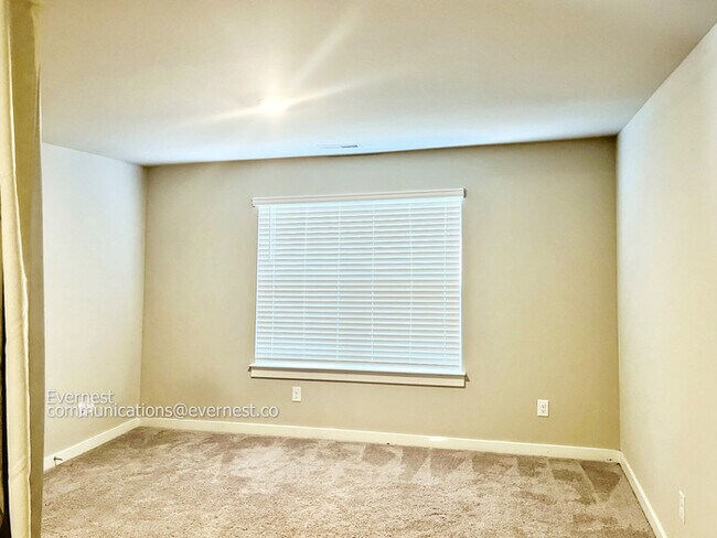 Building Photo - 806 Els Ct