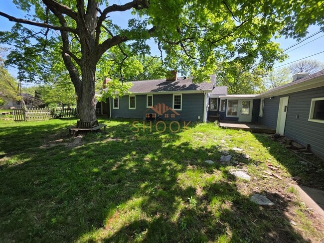 Building Photo - Cozy 3 BR Home Close to Campus and the Res...
