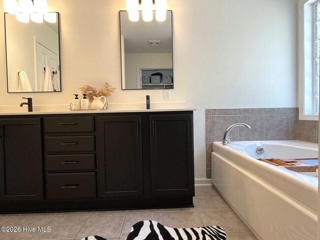 Building Photo - 561 Thorncliff Dr